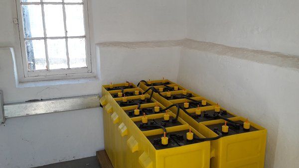 solar_deep_cycle_batteires.jpg